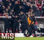 28.02.2025, Fussball 1. Bundesliga 2024/2025, 24. Spieltag,  VfB Stuttgart - FC Bayern Mnchen, in der MHP-Arena Stuttgart. Torjubel nach dem 3:1 von Kingsley Coman, Trainer Vincent Kompany (FC Bayern Mnchen) rennt jubelnd ber den Platz zu ihm. 