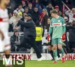 28.02.2025, Fussball 1. Bundesliga 2024/2025, 24. Spieltag,  VfB Stuttgart - FC Bayern Mnchen, in der MHP-Arena Stuttgart. Torjubel nach dem 3:1 von Kingsley Coman, Trainer Vincent Kompany (FC Bayern Mnchen) rennt jubelnd ber den Platz zu ihm. re: Torwart Alexander Nbel (Stuttgart) frustriert.