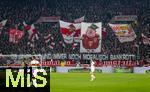 28.02.2025, Fussball 1. Bundesliga 2024/2025, 24. Spieltag,  VfB Stuttgart - FC Bayern Mnchen, in der MHP-Arena Stuttgart.  Fans Stuttgart verunglimpfen die Bayern mit ihrem 125-Jhrigen Jubilum: 125 Jahre alt und immer noch moralisch Bankrott!  Dazu ein Bild mit einem rosa Schweinchen mit Bayerntrikot und Trachtenhut. 