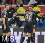 28.02.2025, Fussball 1. Bundesliga 2024/2025, 24. Spieltag,  VfB Stuttgart - FC Bayern Mnchen, in der MHP-Arena Stuttgart. Torjubel zum 2:1 von Leon Goretzka (mitte, FC Bayern Mnchen) mit Eric Dier (FC Bayern Mnchen), Jamal Musiala (FC Bayern Mnchen) 