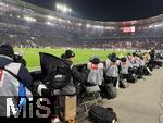 28.02.2025, Fussball 1. Bundesliga 2024/2025, 24. Spieltag,  VfB Stuttgart - FC Bayern Mnchen, in der MHP-Arena Stuttgart. Fotografen am Spielfeldrand 