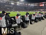 28.02.2025, Fussball 1. Bundesliga 2024/2025, 24. Spieltag,  VfB Stuttgart - FC Bayern Mnchen, in der MHP-Arena Stuttgart. Fotografen am Spielfeldrand 