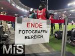 28.02.2025, Fussball 1. Bundesliga 2024/2025, 24. Spieltag,  VfB Stuttgart - FC Bayern Mnchen, in der MHP-Arena Stuttgart.  ENDE Fotografenbereich steht an dem Schild am Spielfeldrand.