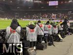 28.02.2025, Fussball 1. Bundesliga 2024/2025, 24. Spieltag,  VfB Stuttgart - FC Bayern Mnchen, in der MHP-Arena Stuttgart. Fotografen am Spielfeldrand 