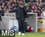 28.02.2025, Fussball 1. Bundesliga 2024/2025, 24. Spieltag,  VfB Stuttgart - FC Bayern Mnchen, in der MHP-Arena Stuttgart. Trainer Vincent Kompany (FC Bayern Mnchen) in Rage an der Seitenlinie.