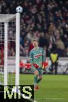 28.02.2025, Fussball 1. Bundesliga 2024/2025, 24. Spieltag,  VfB Stuttgart - FC Bayern Mnchen, in der MHP-Arena Stuttgart. Torwart Alexander Nbel (Stuttgart) schaut dem Ball hinterher der an die Querlatte klatscht 