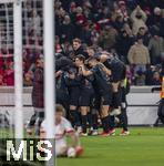 28.02.2025, Fussball 1. Bundesliga 2024/2025, 24. Spieltag,  VfB Stuttgart - FC Bayern Mnchen, in der MHP-Arena Stuttgart.  die Bayernspieler im Hintergrund beim Jubeln.