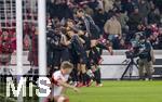 28.02.2025, Fussball 1. Bundesliga 2024/2025, 24. Spieltag,  VfB Stuttgart - FC Bayern Mnchen, in der MHP-Arena Stuttgart.  die Bayernspieler im Hintergrund beim Jubeln.