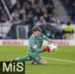 28.02.2025, Fussball 1. Bundesliga 2024/2025, 24. Spieltag,  VfB Stuttgart - FC Bayern Mnchen, in der MHP-Arena Stuttgart. Torwart Alexander Nbel (Stuttgart) hat den Ball.