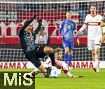 28.02.2025, Fussball 1. Bundesliga 2024/2025, 24. Spieltag,  VfB Stuttgart - FC Bayern Mnchen, in der MHP-Arena Stuttgart.  v.li: Jamal Musiala (FC Bayern Mnchen), gegen Atakan Karazor (Stuttgart) 