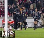 28.02.2025, Fussball 1. Bundesliga 2024/2025, 24. Spieltag,  VfB Stuttgart - FC Bayern Mnchen, in der MHP-Arena Stuttgart.  die Bayernspieler im Hintergrund beim Jubeln. Thomas Mller (FC Bayern Mnchen), Jamal Musiala (FC Bayern Mnchen), Trainer Vincent Kompany (FC Bayern Mnchen), Dayot Upamecano (FC Bayern Mnchen), Serge Gnabry (FC Bayern Mnchen), Harry Kane (FC Bayern Mnchen), Torschtze Kingsley Coman (FC Bayern Mnchen) 