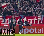 28.02.2025, Fussball 1. Bundesliga 2024/2025, 24. Spieltag,  VfB Stuttgart - FC Bayern Mnchen, in der MHP-Arena Stuttgart. Alphonso Davies (FC Bayern Mnchen) verletzt, die Stuttgarter Ultras beschimpfen ihn trotzdem von der Tribne aus 