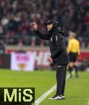 28.02.2025, Fussball 1. Bundesliga 2024/2025, 24. Spieltag,  VfB Stuttgart - FC Bayern Mnchen, in der MHP-Arena Stuttgart. Trainer Sebastian Hoene (Stuttgart) gibt Anweisungen.