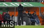 02.03.2025, Fussball 1. Bundesliga 2024/2025, 24. Spieltag, FC Augsburg - SC Freiburg, in der WWK-Arena Augsburg, Trainer Julian Schuster (SC Freiburg) versteckt sein Gesicht unter dem Kragen der Jacke. Ein Spiel zum wegschauen.
 

