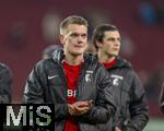 02.03.2025, Fussball 1. Bundesliga 2024/2025, 24. Spieltag, FC Augsburg - SC Freiburg, in der WWK-Arena Augsburg, Matthias Ginter (SC Freiburg) frustriert nach dem Spiel.