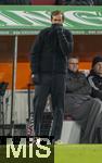 02.03.2025, Fussball 1. Bundesliga 2024/2025, 24. Spieltag, FC Augsburg - SC Freiburg, in der WWK-Arena Augsburg, Trainer Julian Schuster (SC Freiburg) kann es nicht mehr mitansehen und versteckt sich am Spielfeldrand unter seinem Kragen.