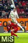 02.03.2025, Fussball 1. Bundesliga 2024/2025, 24. Spieltag, FC Augsburg - SC Freiburg, in der WWK-Arena Augsburg, Fredrik Jensen (oben, FC Augsburg) gegen Philipp Lienhart (SC Freiburg) 