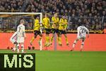 04.03.2025, Fussball UEFA Champions League 2024/2025, Achtelfinale, Borussia Dortmund - Lille OSC, im Signal-Iduna-Park, Ethan Mbapp (OSC Lille) schiet den Freisto, Karim Adeyemi (Borussia Dortmund), Julian Brandt (Borussia Dortmund), Nico Schlotterbeck (Borussia Dortmund), Pascal Gro (Borussia Dortmund)


