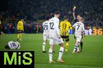 04.03.2025, Fussball UEFA Champions League 2024/2025, Achtelfinale, Borussia Dortmund - Lille OSC, im Signal-Iduna-Park, Gelbe Karte fr Pascal Gro (Borussia Dortmund), 


