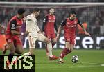 05.03.2025,  Fussball UEFA Champions League 2024/2025: Achtelfinale, FC Bayern Mnchen - Bayer 04 Leverkusen, in der Allianz-Arena Mnchen. (L-R) Leon Goretzka (Bayern Mnchen) gegen Exequiel Palacios (Bayer Leverkusen)
  

