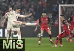 05.03.2025,  Fussball UEFA Champions League 2024/2025: Achtelfinale, FC Bayern Mnchen - Bayer 04 Leverkusen, in der Allianz-Arena Mnchen. (L-R) Leon Goretzka (Bayern Mnchen) gegen Exequiel Palacios (Bayer Leverkusen) und Alejandro Grimaldo (Bayer Leverkusen)
  

