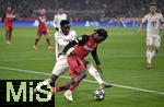 05.03.2025,  Fussball UEFA Champions League 2024/2025: Achtelfinale, FC Bayern Mnchen - Bayer 04 Leverkusen, in der Allianz-Arena Mnchen. (L-R) Alphonso Davies (Bayern Mnchen) gegen Jeremie Frimpong (Bayer Leverkusen)
  

