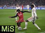 05.03.2025,  Fussball UEFA Champions League 2024/2025: Achtelfinale, FC Bayern Mnchen - Bayer 04 Leverkusen, in der Allianz-Arena Mnchen. (L-R) Jeremie Frimpong (Bayer Leverkusen) gegen Alphonso Davies (Bayern Mnchen)
  

