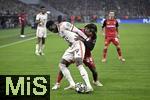 05.03.2025,  Fussball UEFA Champions League 2024/2025: Achtelfinale, FC Bayern Mnchen - Bayer 04 Leverkusen, in der Allianz-Arena Mnchen. (L-R) Alphonso Davies (Bayern Mnchen) gegen Jeremie Frimpong (Bayer Leverkusen)
  

