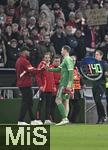 05.03.2025,  Fussball UEFA Champions League 2024/2025: Achtelfinale, FC Bayern Mnchen - Bayer 04 Leverkusen, in der Allianz-Arena Mnchen. Auswechslung, Trainer Vincent Kompany (li., Bayern Mnchen) muss den verletzten Torwart Manuel Neuer (re., Bayern Mnchen) ausgwechseln
  

