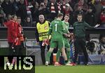 05.03.2025,  Fussball UEFA Champions League 2024/2025: Achtelfinale, FC Bayern Mnchen - Bayer 04 Leverkusen, in der Allianz-Arena Mnchen. Auswechslung, (L-R) Torwart Manuel Neuer (Bayern Mnchen) muss verletzt ausgwechselt werden fr ihn kommt Torwart Jonas Kurt Urbig (Bayern Mnchen) ins Spiel
  

