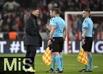 05.03.2025,  Fussball UEFA Champions League 2024/2025: Achtelfinale, FC Bayern Mnchen - Bayer 04 Leverkusen, in der Allianz-Arena Mnchen. Trainer Xabi Alonso (Bayer Leverkusen) nach Abpfiff beim Schiedsrichtergespann um den Schiedsrichter Michael Oliver (mi., ENG)
  

