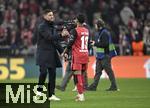 05.03.2025,  Fussball UEFA Champions League 2024/2025: Achtelfinale, FC Bayern Mnchen - Bayer 04 Leverkusen, in der Allianz-Arena Mnchen. (L-R) Trainer Xabi Alonso (Bayer Leverkusen) trstet den enttuscht Arthur (Bayer Leverkusen) nach Abpfiff
  

