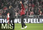 05.03.2025,  Fussball UEFA Champions League 2024/2025: Achtelfinale, FC Bayern Mnchen - Bayer 04 Leverkusen, in der Allianz-Arena Mnchen. Trainer Vincent Kompany (Bayern Mnchen) bedankt sich bei den Fans
  

