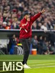 05.03.2025,  Fussball UEFA Championsleague 2024/2025: Achtelfinale, FC Bayern Mnchen - Bayer Leverkusen, in der Allianz-Arena Mnchen.  Trainer Vincent Kompany (FC Bayern Mnchen) gibt lautstark Anweisungen.