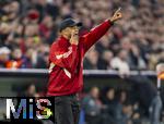 05.03.2025,  Fussball UEFA Championsleague 2024/2025: Achtelfinale, FC Bayern Mnchen - Bayer Leverkusen, in der Allianz-Arena Mnchen.  Trainer Vincent Kompany (FC Bayern Mnchen) gibt lautstark Anweisungen.