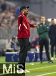 05.03.2025,  Fussball UEFA Championsleague 2024/2025: Achtelfinale, FC Bayern Mnchen - Bayer Leverkusen, in der Allianz-Arena Mnchen.  Trainer Vincent Kompany (FC Bayern Mnchen) gibt lautstark Anweisungen.