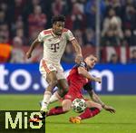 05.03.2025,  Fussball UEFA Championsleague 2024/2025: Achtelfinale, FC Bayern Mnchen - Bayer Leverkusen, in der Allianz-Arena Mnchen.  v.li: Alphonso Davies (FC Bayern Mnchen) gegen Granit Xhaka (Leverkusen) 