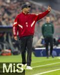 05.03.2025,  Fussball UEFA Championsleague 2024/2025: Achtelfinale, FC Bayern Mnchen - Bayer Leverkusen, in der Allianz-Arena Mnchen.  Trainer Vincent Kompany (FC Bayern Mnchen) gibt lautstark Anweisungen.