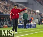 05.03.2025,  Fussball UEFA Championsleague 2024/2025: Achtelfinale, FC Bayern Mnchen - Bayer Leverkusen, in der Allianz-Arena Mnchen.  Trainer Vincent Kompany (FC Bayern Mnchen) gibt lautstark Anweisungen.