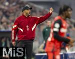 05.03.2025,  Fussball UEFA Championsleague 2024/2025: Achtelfinale, FC Bayern Mnchen - Bayer Leverkusen, in der Allianz-Arena Mnchen.  Trainer Vincent Kompany (FC Bayern Mnchen) gibt lautstark Anweisungen.