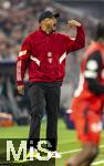 05.03.2025,  Fussball UEFA Championsleague 2024/2025: Achtelfinale, FC Bayern Mnchen - Bayer Leverkusen, in der Allianz-Arena Mnchen.  Trainer Vincent Kompany (FC Bayern Mnchen) gibt lautstark Anweisungen.