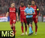 05.03.2025,  Fussball UEFA Championsleague 2024/2025: Achtelfinale, FC Bayern Mnchen - Bayer Leverkusen, in der Allianz-Arena Mnchen. Granit Xhaka (li, Leverkusen) kritisiert Schiedsrichter Michael Oliver (England) fr seine Elfmeterentscheidung. Edmond Tapsoba (Leverkusen), Jonathan Tah (Leverkusen) 