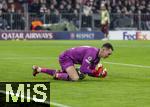 05.03.2025,  Fussball UEFA Championsleague 2024/2025: Achtelfinale, FC Bayern Mnchen - Bayer Leverkusen, in der Allianz-Arena Mnchen.  Torwart Matej Kovar (Leverkusen) ist der Ball aus der Hand gerutscht