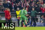 05.03.2025,  Fussball UEFA Championsleague 2024/2025: Achtelfinale, FC Bayern Mnchen - Bayer Leverkusen, in der Allianz-Arena Mnchen. Torwart Manuel Neuer (li, FC Bayern Mnchen) muss verletzt aus dem Spiel, Ersatztorwart Torwart Jonas Urbig (FC Bayern Mnchen) geht fr ihn ins Tor. 