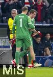 05.03.2025,  Fussball UEFA Championsleague 2024/2025: Achtelfinale, FC Bayern Mnchen - Bayer Leverkusen, in der Allianz-Arena Mnchen. Torwart Manuel Neuer (li, FC Bayern Mnchen) muss verletzt aus dem Spiel, Ersatztorwart Torwart Jonas Urbig (FC Bayern Mnchen) geht fr ihn ins Tor. 