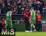 05.03.2025,  Fussball UEFA Championsleague 2024/2025: Achtelfinale, FC Bayern Mnchen - Bayer Leverkusen, in der Allianz-Arena Mnchen. Torwart Manuel Neuer (re, FC Bayern Mnchen) muss verletzt aus dem Spiel, Ersatztorwart Torwart Jonas Urbig (li, FC Bayern Mnchen) geht fr ihn ins Tor. mitte: Trainer Vincent Kompany (FC Bayern Mnchen) 