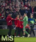 05.03.2025,  Fussball UEFA Championsleague 2024/2025: Achtelfinale, FC Bayern Mnchen - Bayer Leverkusen, in der Allianz-Arena Mnchen. Torwart Manuel Neuer (re, FC Bayern Mnchen) muss verletzt aus dem Spiel, shakehands mit rainer Vincent Kompany (FC Bayern Mnchen) 