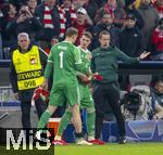 05.03.2025,  Fussball UEFA Championsleague 2024/2025: Achtelfinale, FC Bayern Mnchen - Bayer Leverkusen, in der Allianz-Arena Mnchen. Torwart Manuel Neuer (li, FC Bayern Mnchen) muss verletzt aus dem Spiel, Ersatztorwart Torwart Jonas Urbig (FC Bayern Mnchen) geht fr ihn ins Tor. 