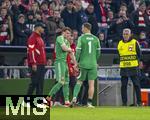 05.03.2025,  Fussball UEFA Championsleague 2024/2025: Achtelfinale, FC Bayern Mnchen - Bayer Leverkusen, in der Allianz-Arena Mnchen. Torwart Manuel Neuer (re, FC Bayern Mnchen) muss verletzt aus dem Spiel, Ersatztorwart Torwart Jonas Urbig (FC Bayern Mnchen) geht fr ihn ins Tor. li: Trainer Vincent Kompany (FC Bayern Mnchen) 