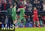 05.03.2025,  Fussball UEFA Championsleague 2024/2025: Achtelfinale, FC Bayern Mnchen - Bayer Leverkusen, in der Allianz-Arena Mnchen. Torwart Manuel Neuer (li, FC Bayern Mnchen) muss verletzt aus dem Spiel, Ersatztorwart Torwart Jonas Urbig (FC Bayern Mnchen) geht fr ihn ins Tor. re: Florian Wirtz (Leverkusen) 